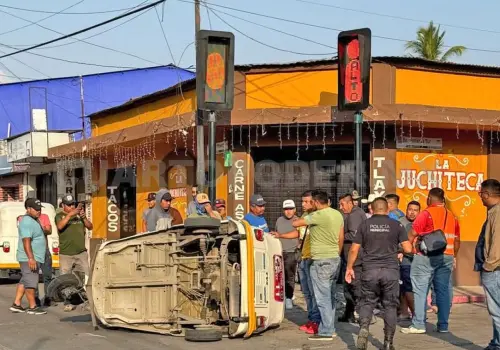Se estrellan mototaxi y motocicleta en cruce