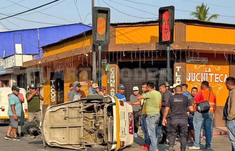 Se estrellan mototaxi y motocicleta en cruce