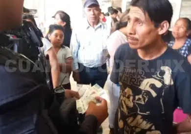 Grupo de locatarios  retiene a estafador