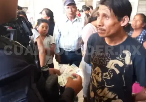 Grupo de locatarios  retiene a estafador
