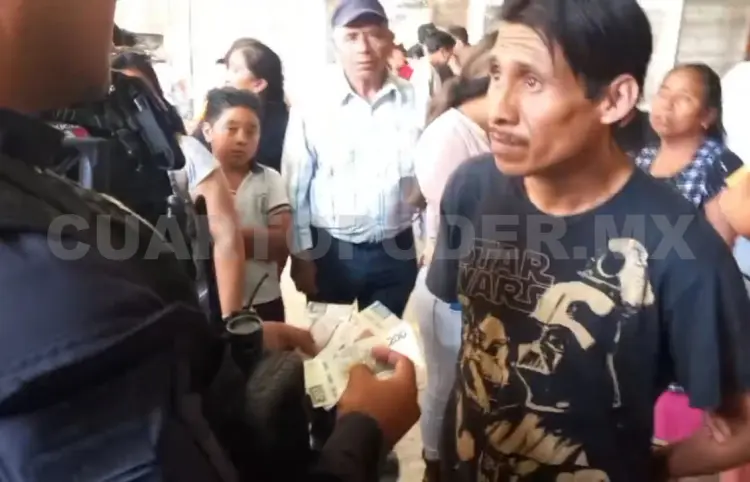 Grupo de locatarios  retiene a estafador