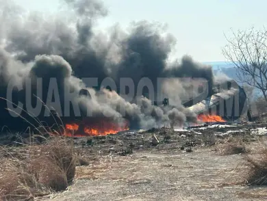 Arde contenedor de chapopote en terreno baldío