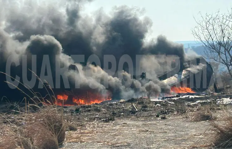 Arde contenedor de chapopote en terreno baldío
