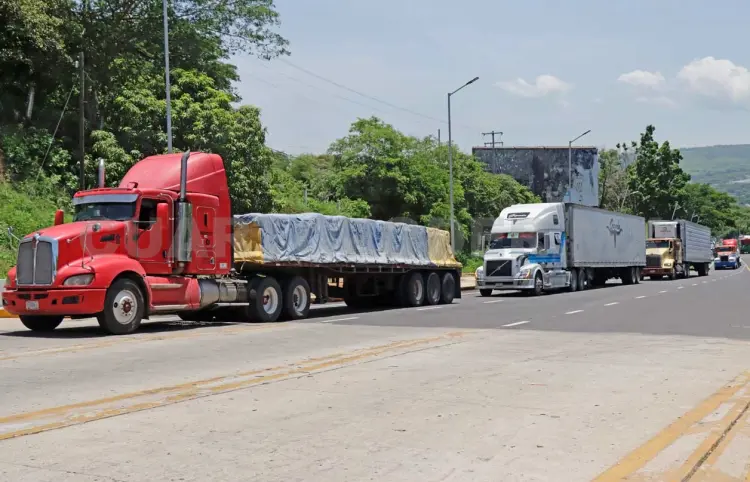 Transportistas son estafados por grueros poblanos