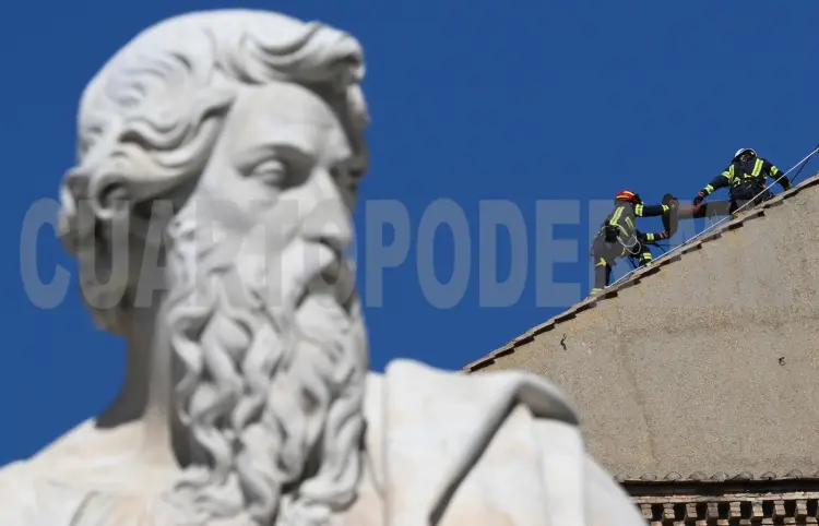 Instalan chimenea en la Capilla Sixtina para el cónclave papal