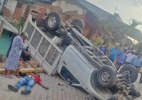 Vuelca camioneta en el Rizo de Oro