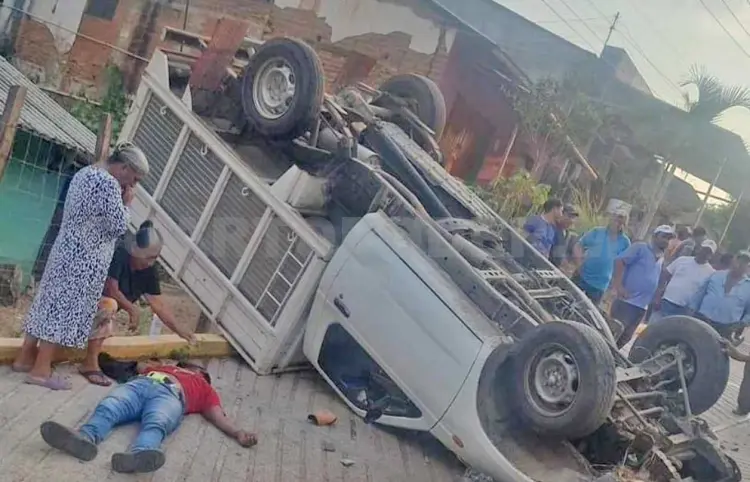 Vuelca camioneta en el Rizo de Oro