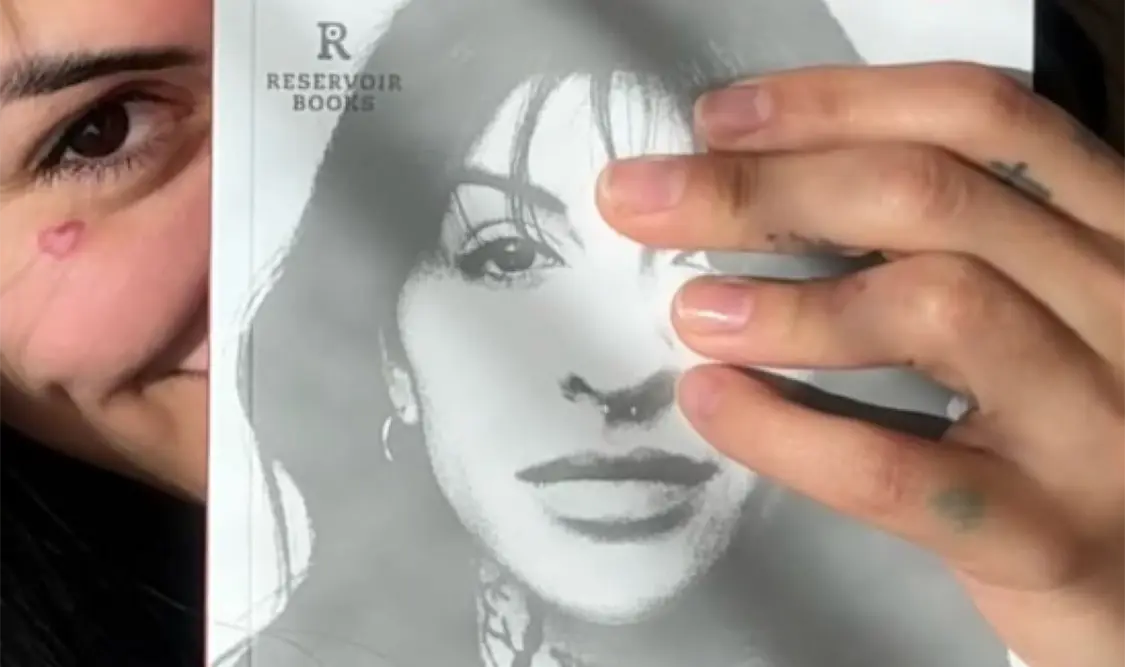 Presenta libro dedicado a mujeres