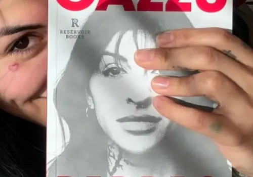 Presenta libro dedicado a mujeres