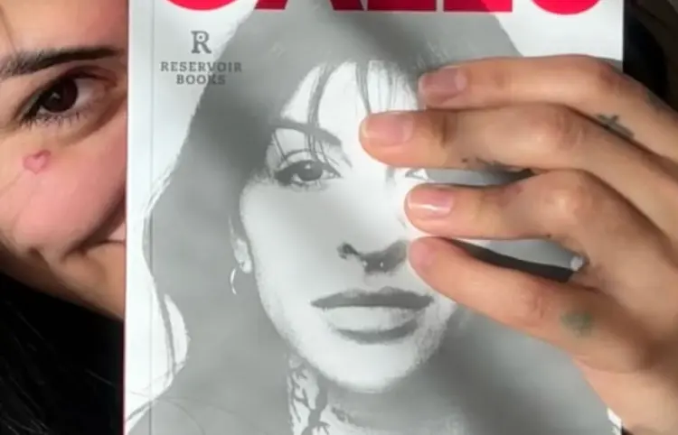 Presenta libro dedicado a mujeres