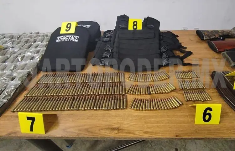 En operativo de seguridad detienen a cuatro personas con armas de fuego, presuntos narcóticos y vehículos con reporte de robo en Rincón Chamula