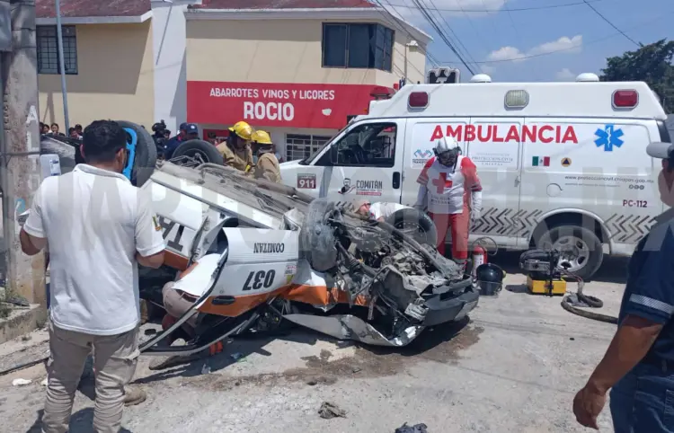 Volcadura de taxi deja tres lesionados