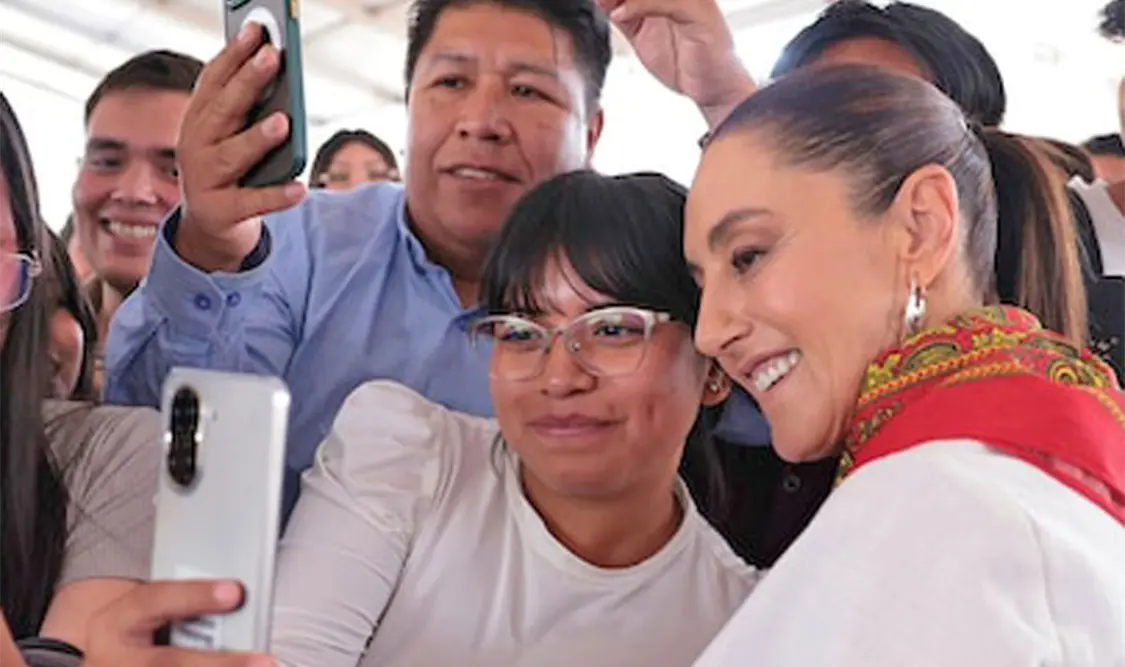 Maestros del SNTE recibieron a la presidenta Claudia Sheinbaum Pardo a su llegada al evento en lago de Texcoco. El Universal