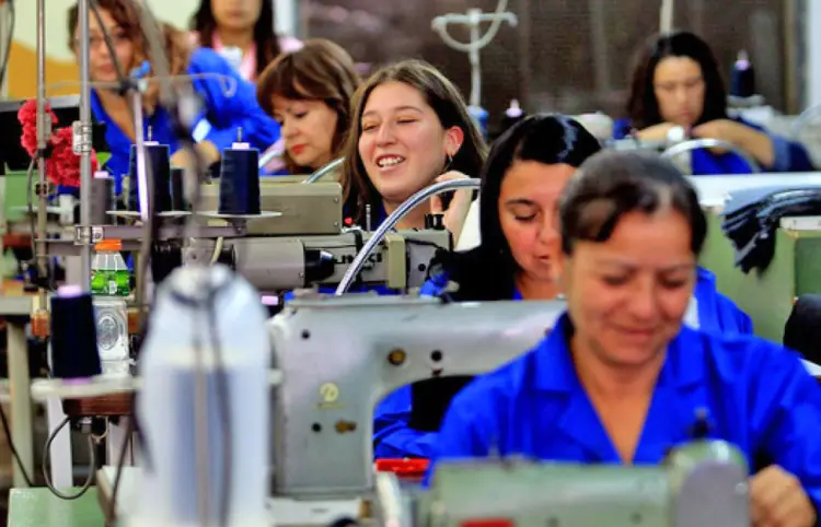 Más mujeres superan 56 horas de trabajo