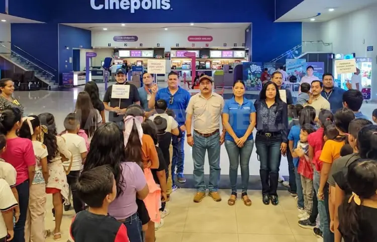 Regalan función de cine a niñas y niños
