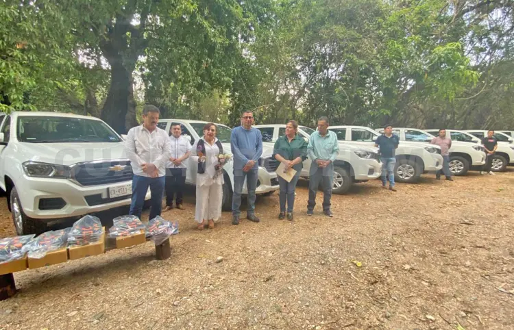 Entregan vehículos y herramientas para trabajos de campo