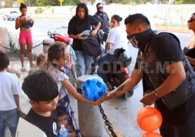 Celebran el Día del Niño con juguetes y sonrisas