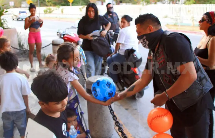 Celebran el Día del Niño con juguetes y sonrisas