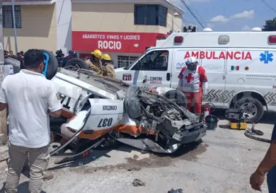 Volcadura de taxi salda con tres lesionados