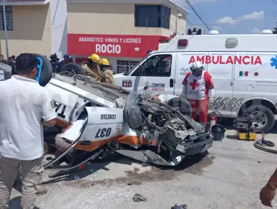 Volcadura de taxi salda con tres lesionados