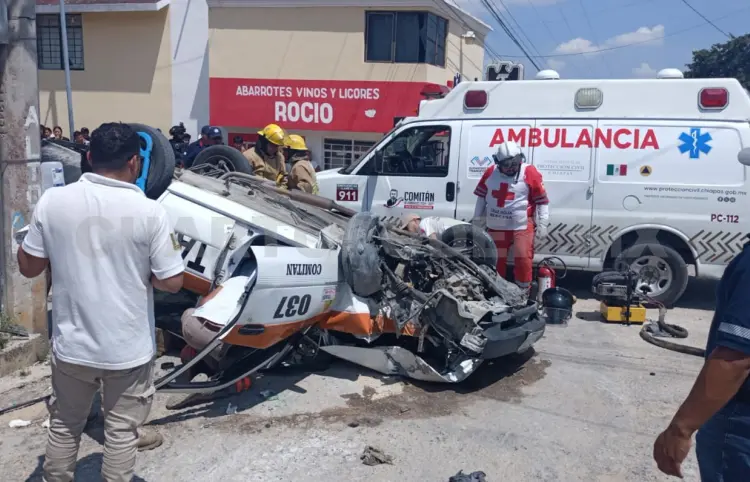 Volcadura de taxi salda con tres lesionados