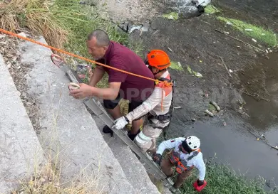 Hombre cae a canal de aguas negras