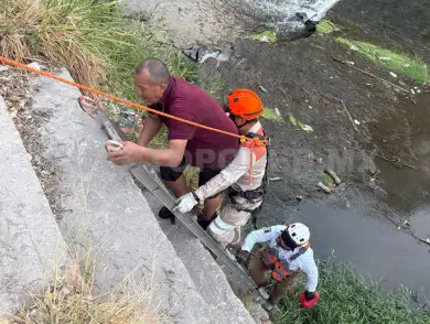 Hombre cae a canal de aguas negras