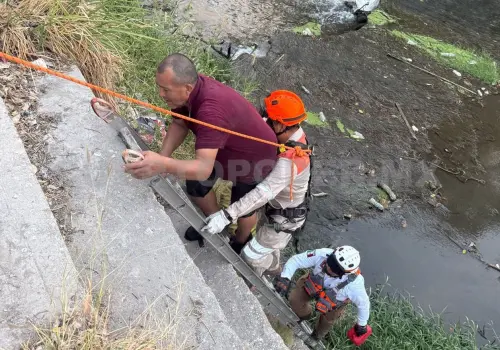 Hombre cae a canal de aguas negras