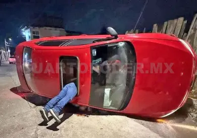 Conductor perece aplastado por su automóvil sedán