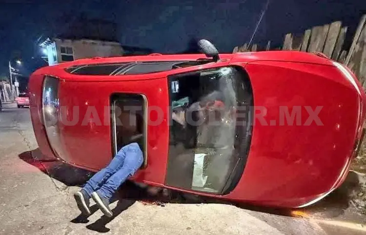 Conductor perece aplastado por su automóvil sedán