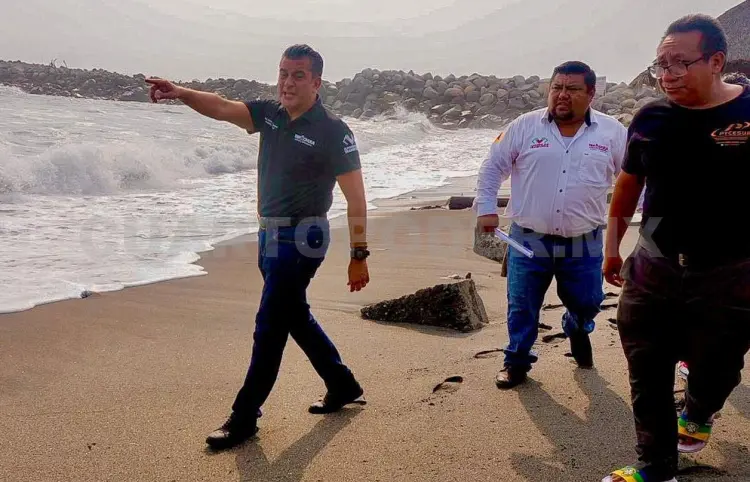 Atiende alcalde problemática por mar de fondo