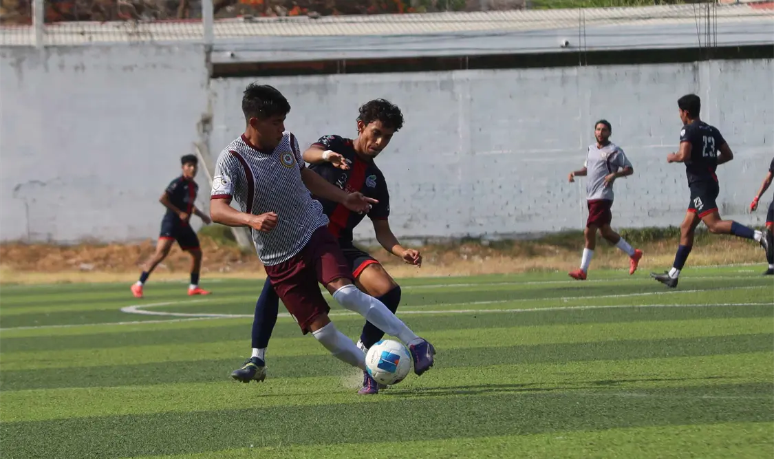 Estudiantes FC dominó desde el arranque del partido bajo intenso calor en el Flor del Sospó. Carlos López/CP