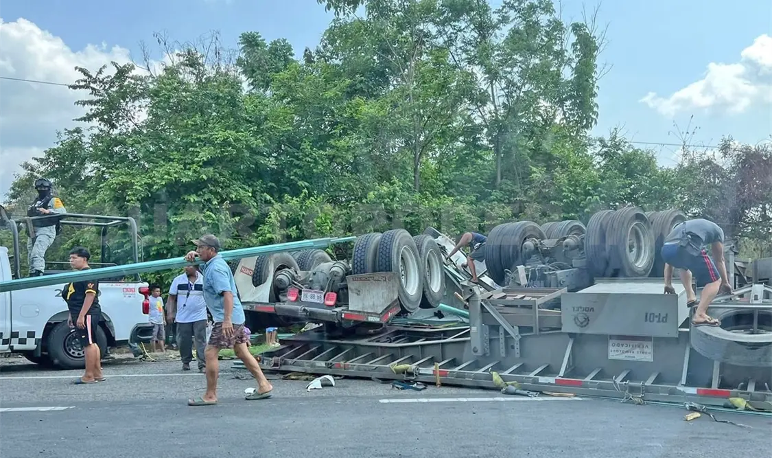 Reportan rapiña en volcadura de tráiler