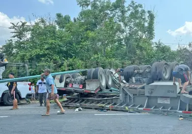 Reportan rapiña en volcadura de tráiler