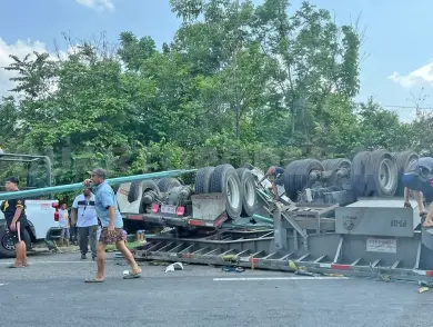 Reportan rapiña en volcadura de tráiler