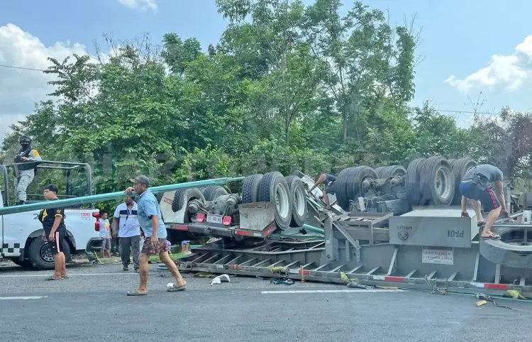 Reportan rapiña en volcadura de tráiler