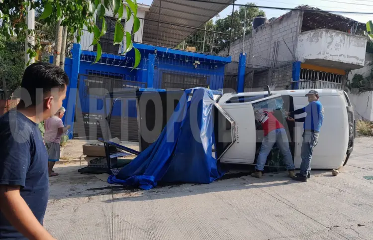 Se le apaga su unidad y termina volcando