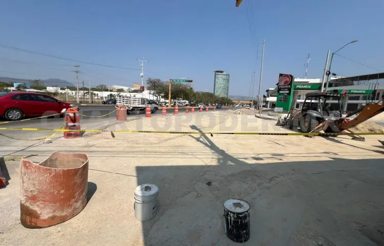 Persiste cierre vial en crucero de Patria Nueva