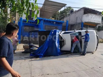 Se le apaga su unidad y vuelca