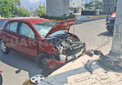 Choca en la guarnición y acaba destrozado
