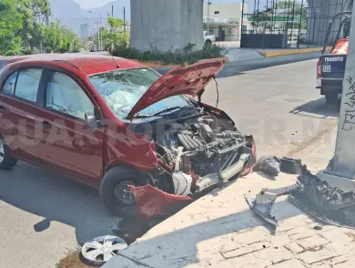 Choca en la guarnición y acaba destrozado