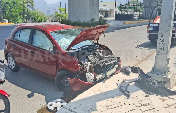 Choca en la guarnición y acaba destrozado