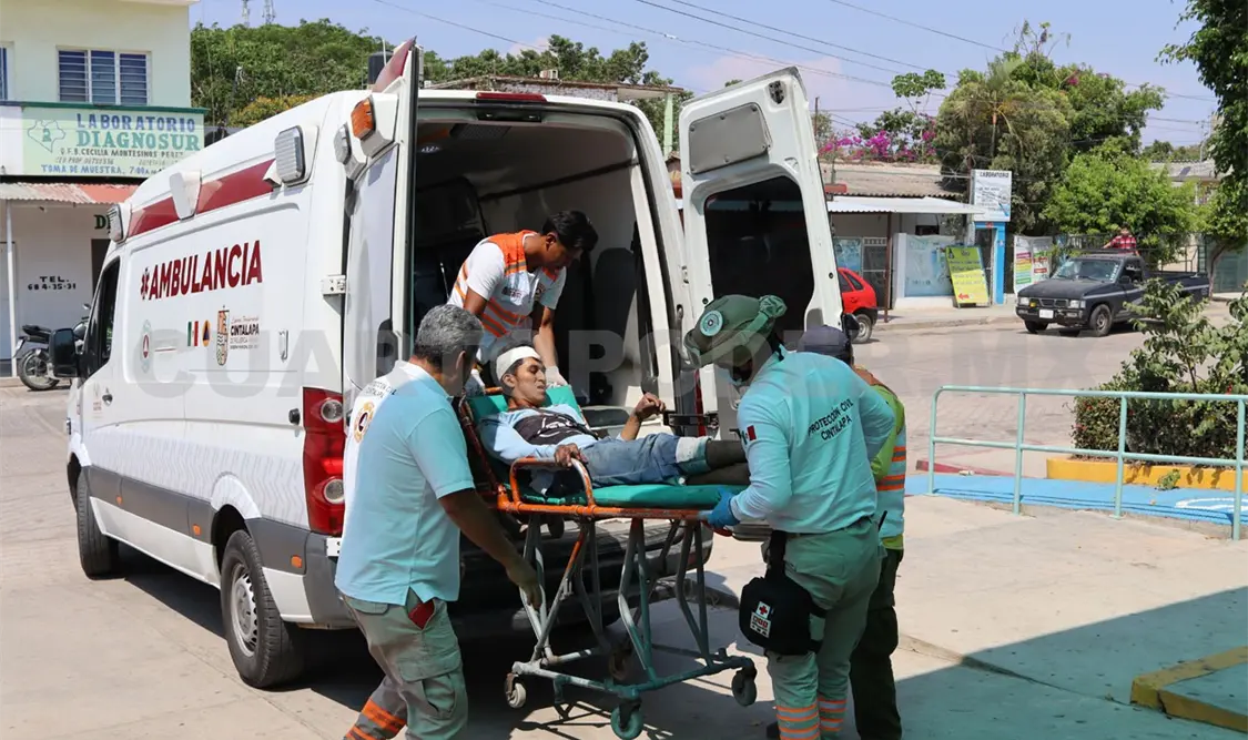 Lo arrolla una motocicleta y termina en la maleza