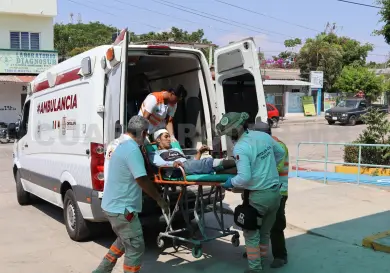 Lo arrolla una motocicleta y termina en la maleza