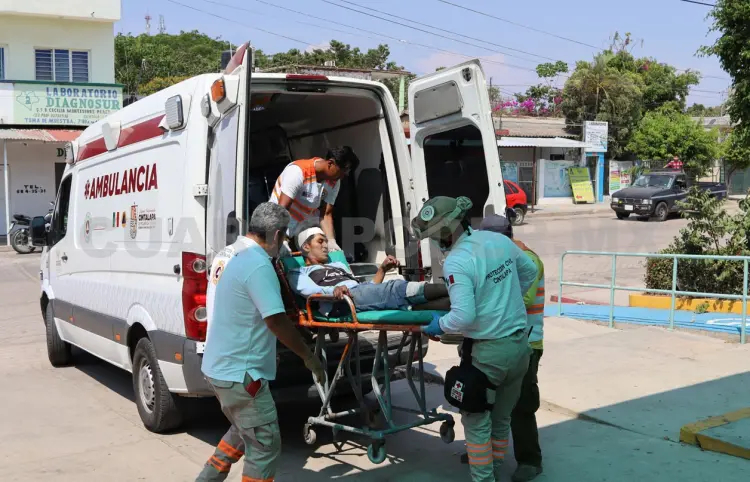 Lo arrolla una motocicleta y termina en la maleza