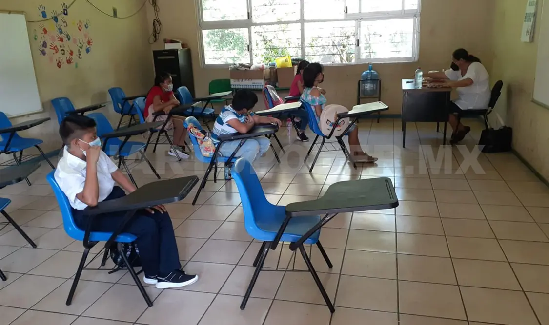 Paros y puentes agravan el rezago educativo