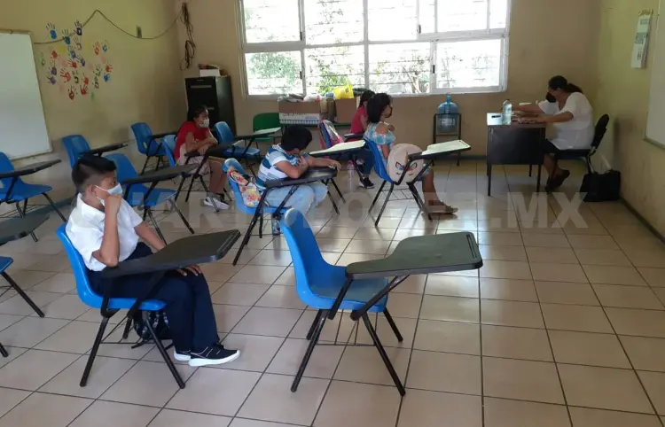 Paros y puentes agravan el rezago educativo