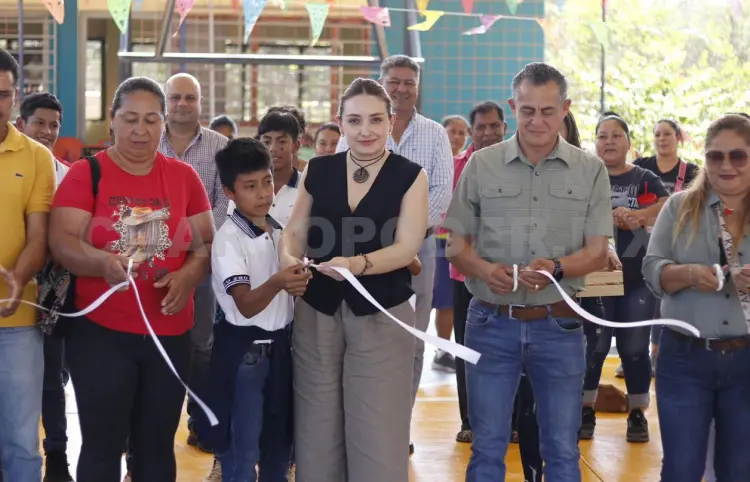 Valeria Rosales entrega domo deportivo