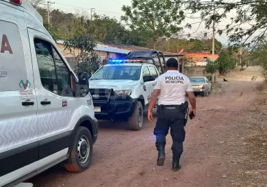 Se ahorca de una viga dentro de su hogar