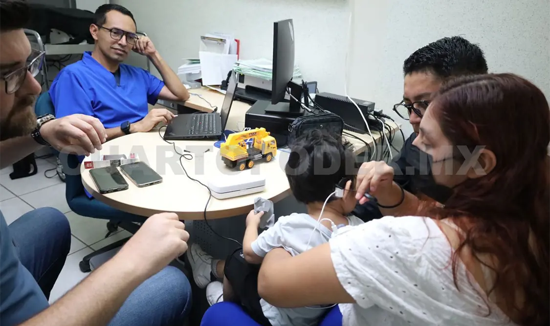 Realizan con éxito activación de implante coclear